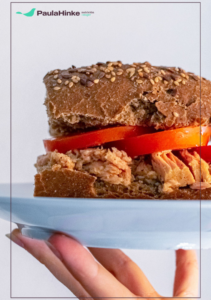 Una foto de Bocadillo de atún con tomate 🐟🍅
