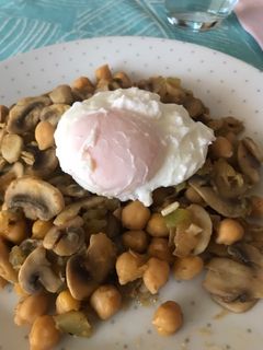 Una foto de Champiñones con garbanzos y calabacín