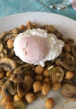 Una foto de Champiñones con garbanzos y calabacín