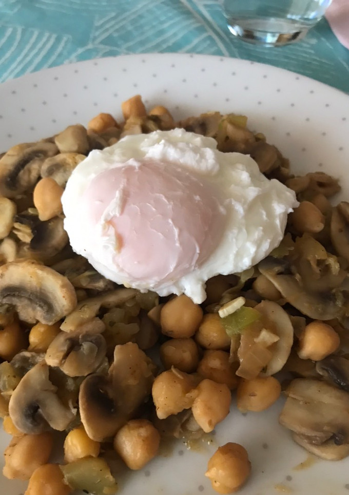Una foto de Champiñones con garbanzos y calabacín