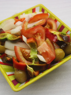 Una foto de Ensalada de cebolla, pimiento rojo y tomate