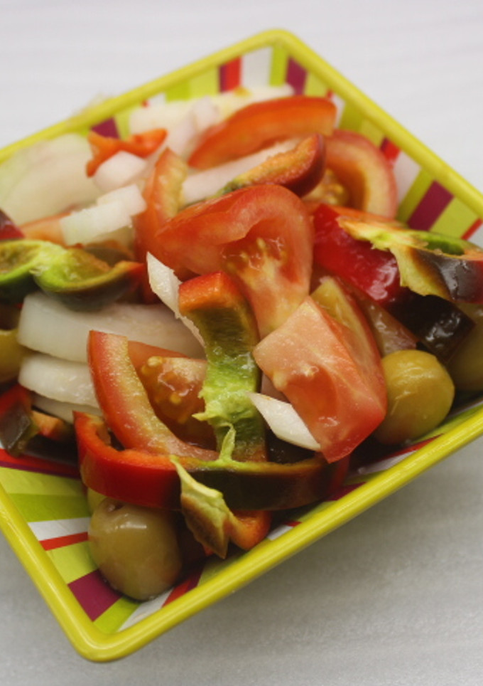 Una foto de Ensalada de cebolla, pimiento rojo y tomate