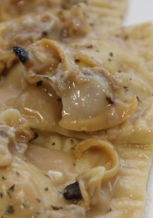 Foto principal de Raviolis de gamba con almejas en salsa verde