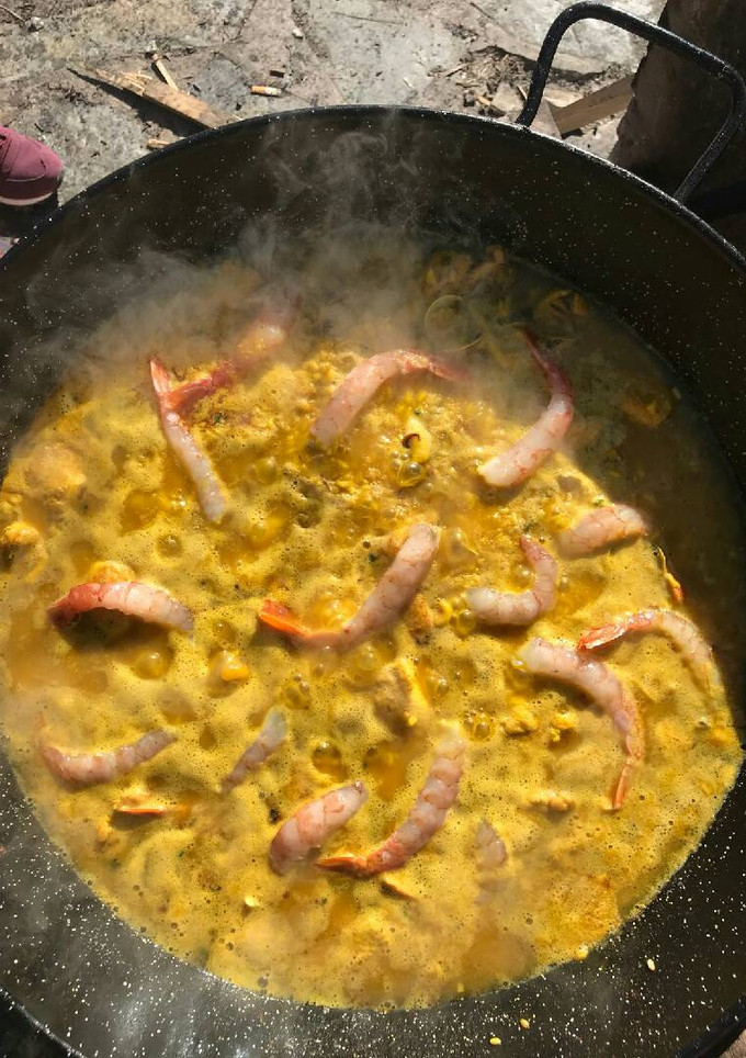 Una foto de Paella de mar y campo a la leña