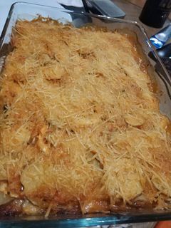 Una foto de Milhojas / lasaña de patatas, calabacín, bacon, queso y salsa de pimiento