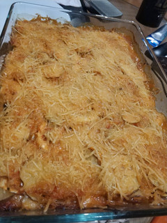 Una foto de Milhojas / lasaña de patatas, calabacín, bacon, queso y salsa de pimiento