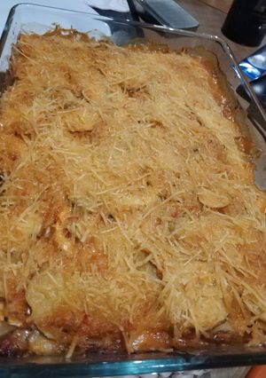 Una foto de Milhojas / lasaña de patatas, calabacín, bacon, queso y salsa de pimiento