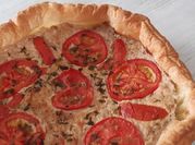 Une photo de tarte tomate basilic