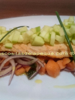 Una foto de Salmón con crujiente de manzana granny smith