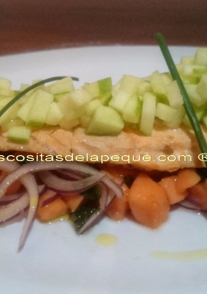 Una foto de Salmón con crujiente de manzana granny smith