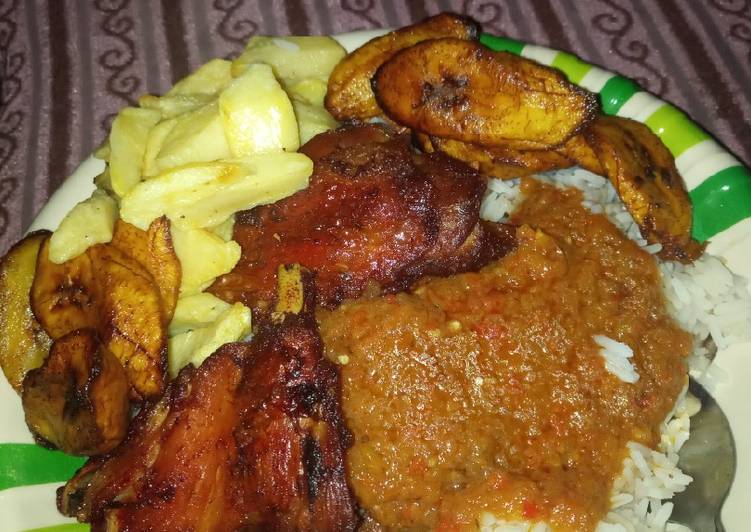 Rice beans plantain chips en chicken