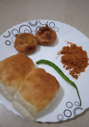 A picture of Vada pav.