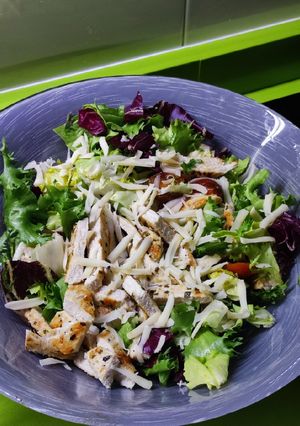 Una foto de Ensalada con pollo y queso