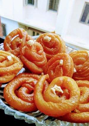 इन्स्टंट जिलेबी (jalebi recipe in marathi) रेसिपी चे मुख्य फोटो