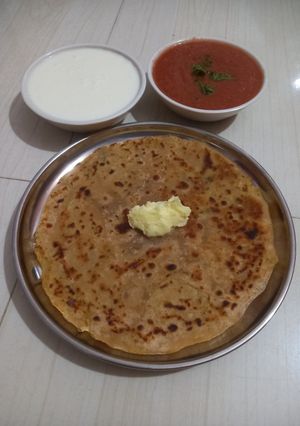 આલુ પરાઠા (Aloo Paratha Recipe In Gujarati) રેસીપી મુખ્ય ફોટો