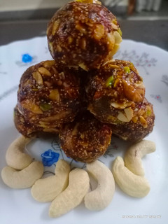 शुगर फ्री पौष्टिक ड्रायफूट लाडू (sugar free ladoo recipe in marathi) रेसिपी चे मुख्य फोटो