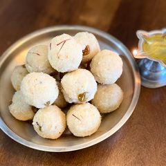 A picture of Rava ladoo.