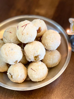 A picture of Rava ladoo.