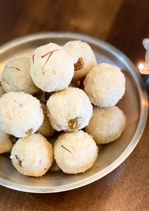 A picture of Rava ladoo.