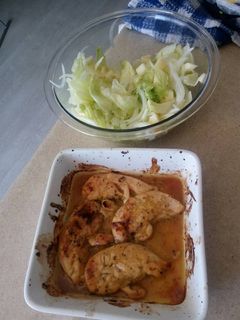 Una foto de Pollo con mostaza y miel con lechuga dulce