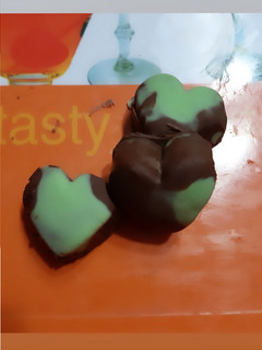 Una foto de Bombones de chocolate rellenos de manjar en forma de corazón