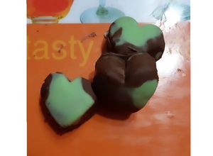 Una foto de Bombones de chocolate rellenos de manjar en forma de corazón
