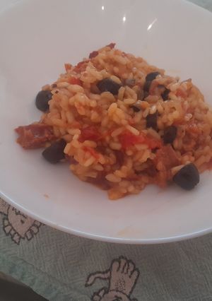 Une photo de Risotto au chorizo tomates confites et olives noires