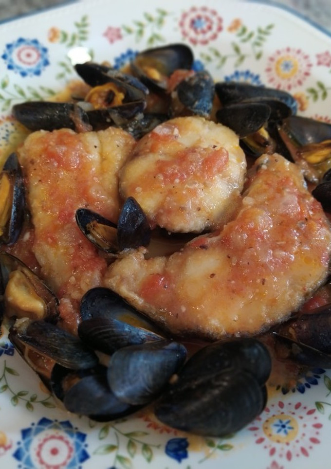 Una foto de Merluza en salsa, con mejillones Franceses