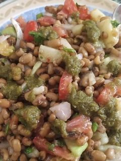 मूंग मोठ की चाट (moong moth ki chaat recipe in Hindi) रेसिपी मुख्य फोटो