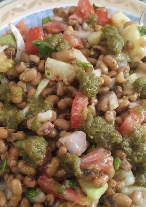मूंग मोठ की चाट (moong moth ki chaat recipe in Hindi) रेसिपी मुख्य फोटो