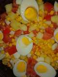 ENSALADA DE PAPA, CHOCLO, HUEVOS Y TOMATE