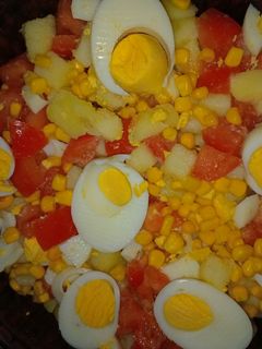 Una foto de ENSALADA DE PAPA, CHOCLO, HUEVOS Y TOMATE