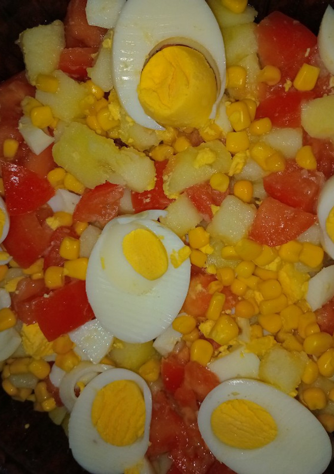 Una foto de ENSALADA DE PAPA, CHOCLO, HUEVOS Y TOMATE