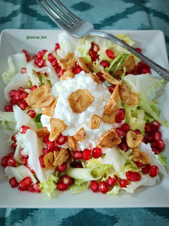 Una foto de Ensalada de escarola con queso cottage y granada
