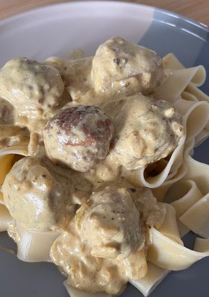 Una foto de Pappardelle Nido con Albóndigas al Curry