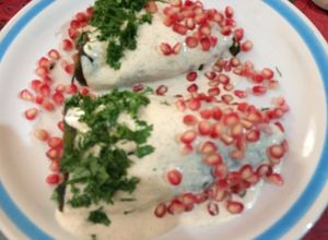 Una foto de Chiles en nogada