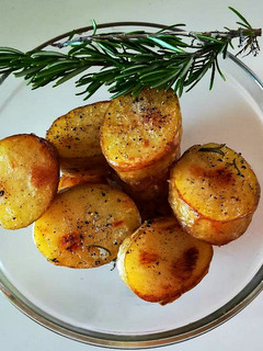 Una foto de Patatas con mantequilla y romero