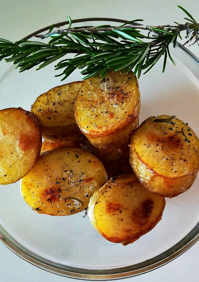 Una foto de Patatas con mantequilla y romero