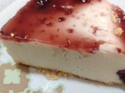 Una foto de cheesecake queso con zarzamora