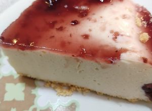 Una foto de Cheesecake de queso con zarzamora