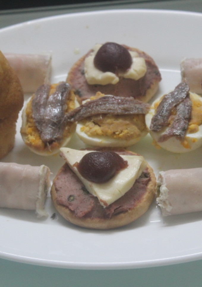 Una foto de Magdalenas y huevos rellenos