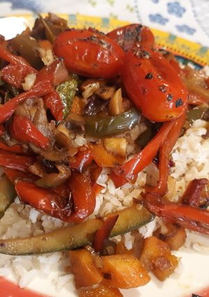 Una foto de Arroz integral con salteado de verduras🍚🥕🍅🌶
