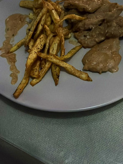 Una foto de Lomo en salsa de piñones y almendras