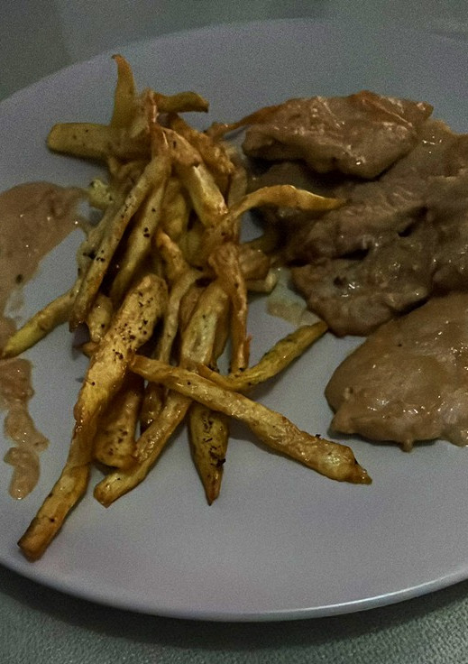 Una foto de Lomo en salsa de piñones y almendras