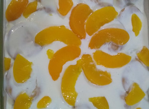 Una foto de Carlota con durazno en almíbar