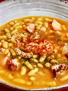 Una foto de Verdinas con pulpo y calamar 🦑 en olla de cocción lenta (crockpot)