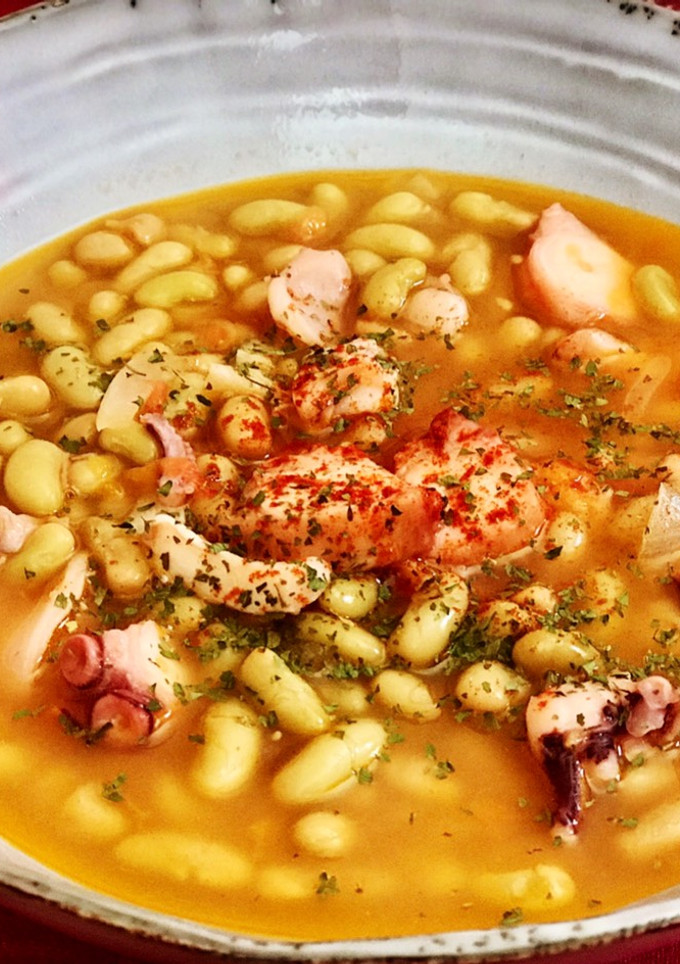 Una foto de Verdinas con pulpo y calamar 🦑 en olla de cocción lenta (crockpot)