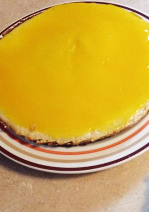 Una foto de Pay de queso con glaseado de mango en sartén