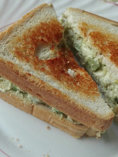 Una foto de Sándwich de aguacate atún y queso