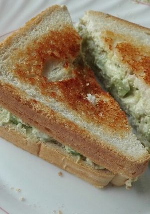 Una foto de Sándwich de aguacate atún y queso